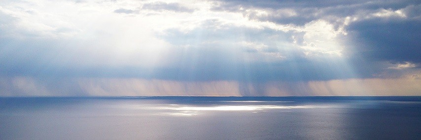 blus sky with clouds over sea