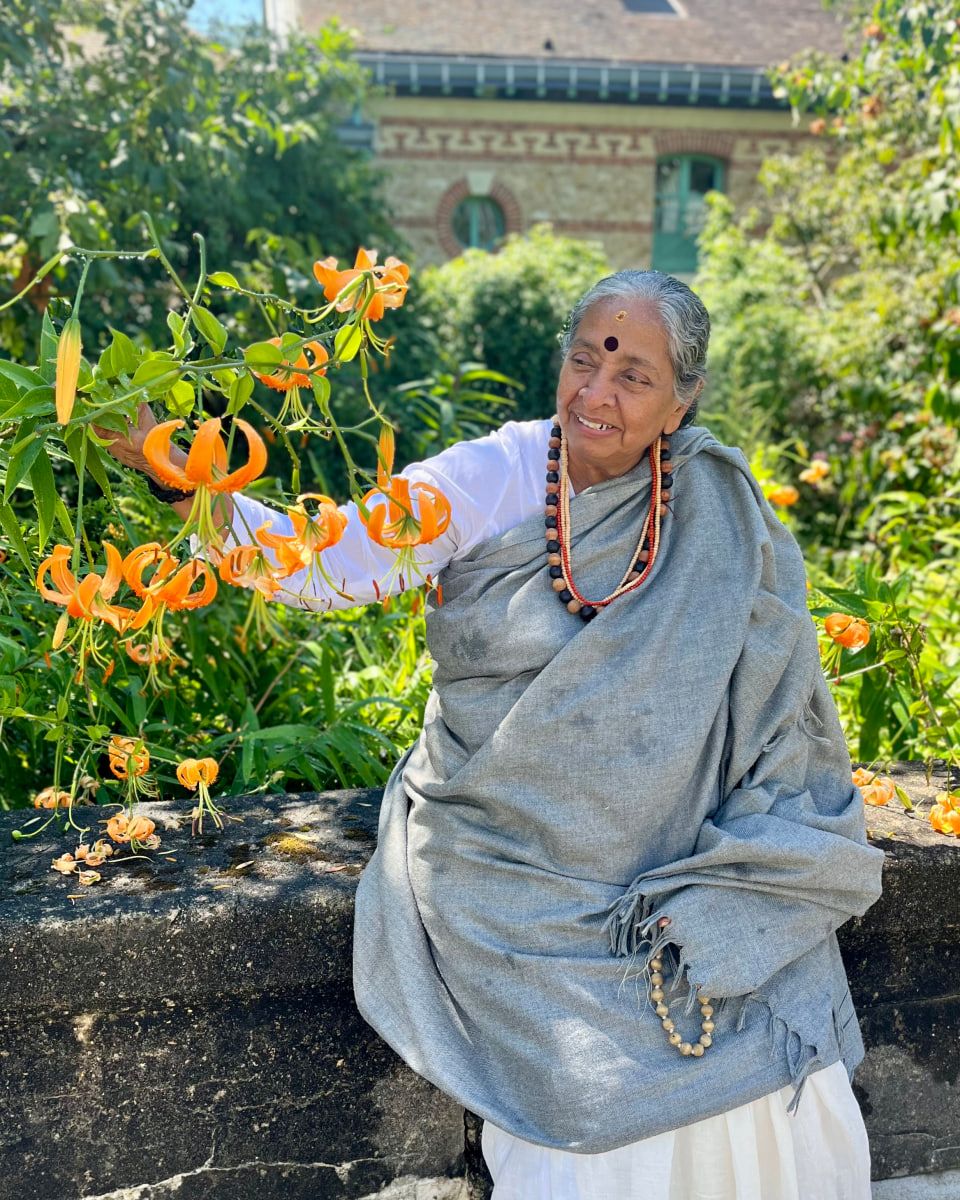 Ma Devaki Paris avec Surya fleurs