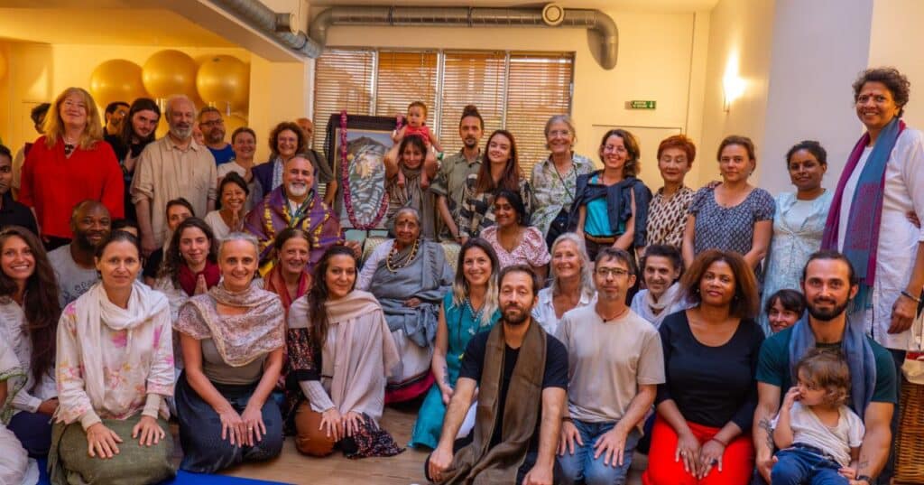 Ma Devaki Paris avec Surya photo de groupe